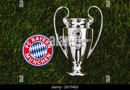 21 avril 2021, Moscou, Russie. L'emblème du club de football FC Bayern Munich et de la coupe de la Ligue des champions de l'UEFA sur l'herbe verte du stade. Banque D'Images