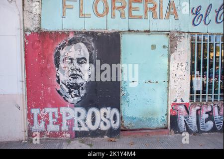 Un graffiti avec le visage du célèbre entraîneur de football Marcelo Bielsa Banque D'Images