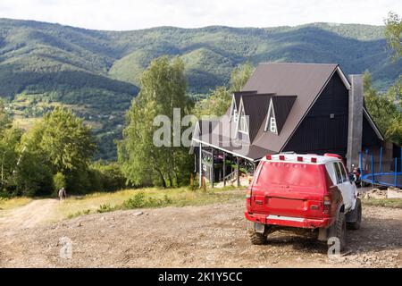 Le véhicule tout-terrain se déplace sur le chemin de la montagne pendant la saison des pluies. Banque D'Images