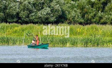 Pêcheurs dans le delta du danube en roumanie Banque D'Images