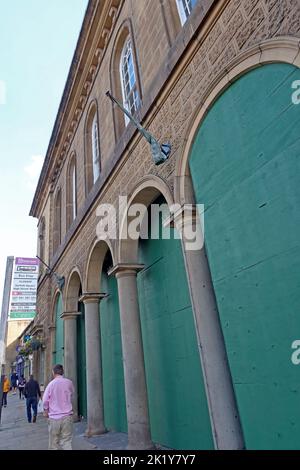 Le marché Glossop et le bâtiment municipal de l'hôtel de ville sont fermés pour rénovation et réaménagement. 6 Market St, Glossop, High Peak, Derbyshire, Angleterre, ROYAUME-UNI Banque D'Images