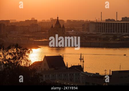 Vue sur le confluent des rivières Oka et Volga à Nijni Novgorod Banque D'Images