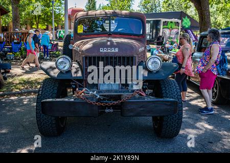 Falcon Heights, MN - 18 juin 2022 : vue avant à haute perspective d'un pick-up Dodge Power Wagon 1956 lors d'un salon automobile local. Banque D'Images