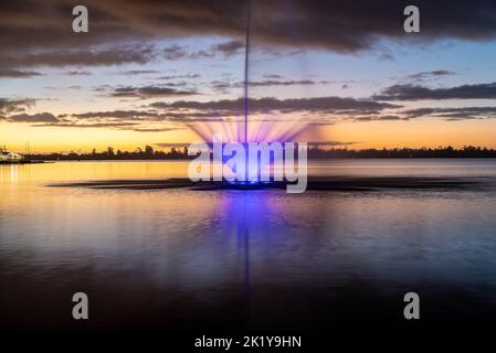 La fontaine illuminée de couleur violette du lac Wendouree, située à Ballarat, en Australie, au coucher du soleil Banque D'Images