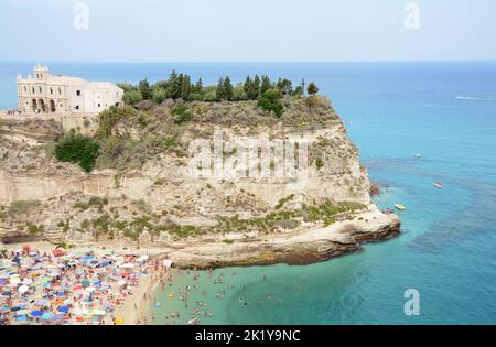 Tropea est une petite ville sur la côte est de la Calabre. Il est connu pour son centre historique sur les falaises, les plages et les célèbres oignons rouges. Banque D'Images