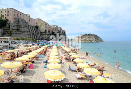 Tropea est une petite ville sur la côte est de la Calabre. Il est connu pour son centre historique sur les falaises, les plages et les célèbres oignons rouges. Banque D'Images