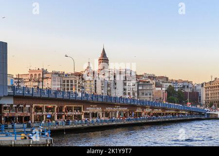 ISTANBUL, TURQUIE - 12 SEPTEMBRE 2017 : vue sur le pont de Galata et la tour de Galata au coucher du soleil. Banque D'Images