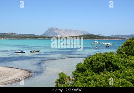 La majesté de l'île de Tavolara en Sardaigne qui s'élève à 565 mètres de la mer. Banque D'Images