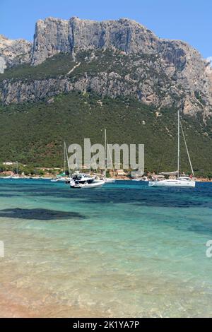 La majesté de l'île de Tavolara en Sardaigne qui s'élève à 565 mètres de la mer. Banque D'Images