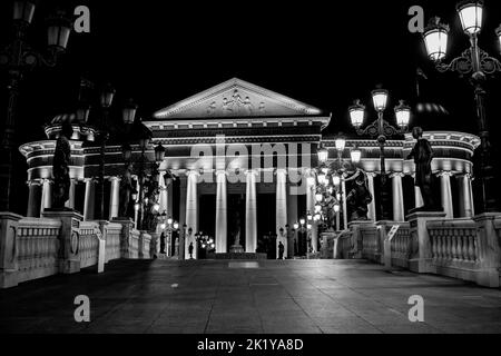 Statues décorant le Pont des civilisations, devant le Musée d'archéologie, Skopje, Macédoine du Nord. La nuit avec des bornes de lampe éclairant le pont. Banque D'Images