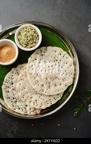 Fenugrec methi dosa Venthaya Dosai - petit-déjeuner sain du sud de l'Inde avec chuney, vue de dessus en bas Banque D'Images