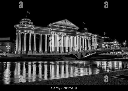 Le Musée archéologique de la République de Macédoine, construit dans un style néo-classique, Skopje, Macédoine du Nord. À côté de la rive de la rivière Vardar la nuit. Banque D'Images