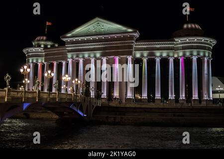 Le Musée archéologique de la République de Macédoine, construit dans un style néo-classique, Skopje, Macédoine du Nord. À côté de la rive de la rivière Vardar la nuit. Banque D'Images