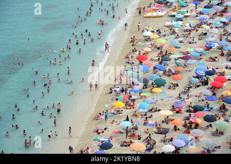 Tropea est une petite ville sur la côte est de la Calabre. Il est connu pour son centre historique sur les falaises, les plages et les célèbres oignons rouges. Banque D'Images