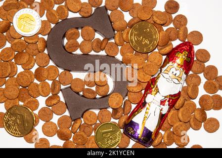 Den Helder, pays-Bas. Septembre 2022. Pièces de chocolat, pépernoten et un chocolat sint nicolaas, bonbons pour les enfants pour les sinterklaas traditionnels Banque D'Images