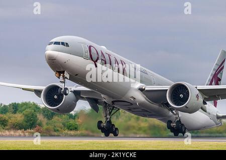 Qatar Airways Boeing 777-300/ER enregistrement A7-BEK décollage à l'aéroport de Manchester. Banque D'Images