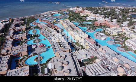 Vue aérienne sur un hôtel à Hurghada avec piscines Banque D'Images