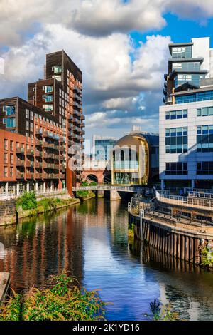 Gare de Leeds vue de l'entrée sud régénérée et Watermans place Apartments le long de la rivière aire, Granary Wharfe, Leeds, Royaume-Uni. Banque D'Images