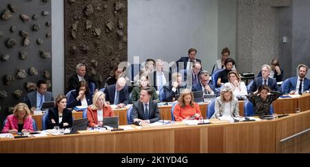 2022-09-21 11:24:46 LA HAYE - (LR) Ministre des Affaires économiques, Micky Adriaansens (VVD), Ministre des Affaires sociales et de l'emploi Karien van Gennip (CDA), Ministre des Finances Sigrid Kaag (D66), Premier Ministre Mark Rutte (VVD), Ministre de la politique de pauvreté, de la participation et des Pensions Carola Schouten (CU), Le ministre de la Défense Kajsa Ollongren (D66) et le ministre de la Justice et de la sécurité Dilan Yesilgoz-Zegerius (VVD) écoutent Farid Azarkan (DENK) pendant la première journée des réflexions politiques générales, le débat après le discours du Trône, le jour du budget. Au cours du débat, les principales prouesses Banque D'Images