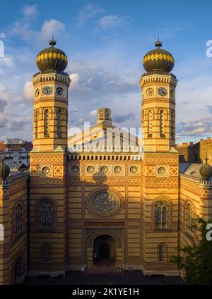 Budapest, Hongrie. Vue aérienne de la synagogue de la rue Dohany. Il s'agit d'un centre commémoratif juif également connu sous le nom de Grande Synagogue ou Synagogue de Tabakgasse. JE Banque D'Images
