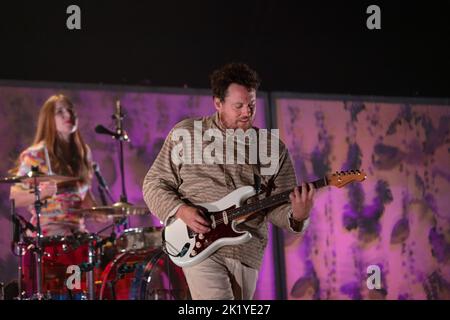 Joseph Mount de Metronomy on the Mountain Stage, premier jour du festival de musique Green Man 2022 au pays de Galles, Royaume-Uni, août 2022. Photographie : Rob Watkins Banque D'Images