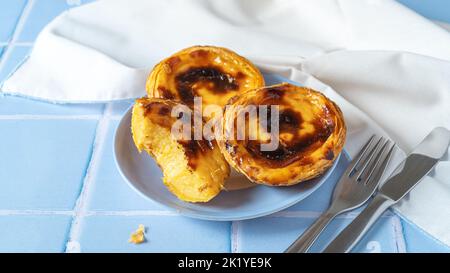 Dessert portugais traditionnel pastel de nata Banque D'Images