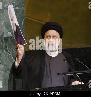 New York, États-Unis. 21st septembre 2022. Le Président de la République islamique d'Iran Seyyed Ebrahim Raisi tient une photo du général de division Qassim Suleimani, commandant de la Garde révolutionnaire iranienne, Lors de la session de 77th de l'Assemblée générale des Nations Unies, il s'exprime dans la salle de l'Assemblée générale des Nations Unies, au siège des Nations Unies à New York, mercredi, à 21 septembre 2022. Suleimani a été tué par un tir de drone américain à Bagdad en 2020. Photo de John Angelillo/UPI crédit: UPI/Alay Live News Banque D'Images