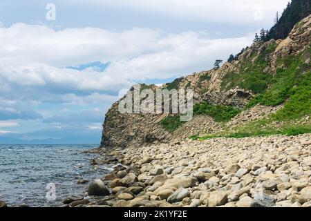 Côte de l'île de Kunashir avec falaise côtière de basalte Banque D'Images