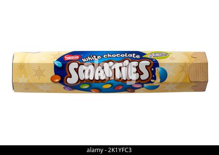 White Chocolate Smarties de Nestlé isolé sur fond blanc dans un tube recyclable en papier - chocolat blanc dans une coquille de sucre croustillant Banque D'Images