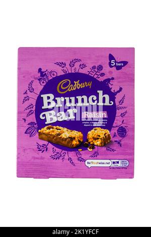 Boîte de Cadbury Brunch Bar Raisin isolée sur fond blanc Banque D'Images
