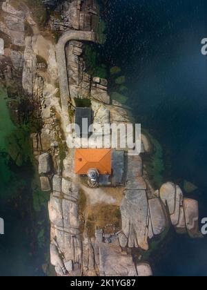 Vue aérienne sur le phare de Punta Cabalo sur l'île d'Arousa, Espagne. Photo verticale Banque D'Images