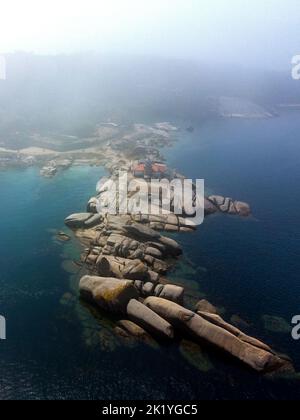 Vue aérienne du phare de Punta Cabalo depuis la mer sur l'île d'Arousa, en Espagne. Banque D'Images