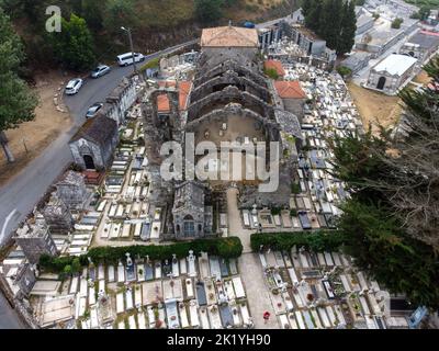 Vue aérienne drone des ruines de la vieille église de Santa Maria à Cambados, Galice, Espagne Banque D'Images