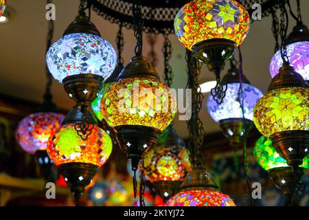 SIRINCE, Izmir, Turquie - 16 janvier 2022. Divers souvenirs traditionnels turcs dans les boutiques de la rue. Banque D'Images