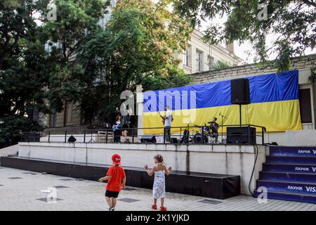 Odessa, Ukraine. 27th août 2022. Les enfants sont vus regarder la performance du groupe Geles. Un concert en faveur des personnes déplacées a eu lieu au Théâtre d'été 'GORSAD'. (Photo de Viacheslav Onyshchenko/SOPA Images/Sipa USA) crédit: SIPA USA/Alay Live News Banque D'Images