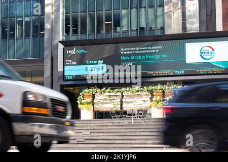 À la base d'un bureau de la TMX (Bourse de Toronto) au centre-ville de Toronto, on voit un grand ticker numérique à la base de l'immeuble. Banque D'Images