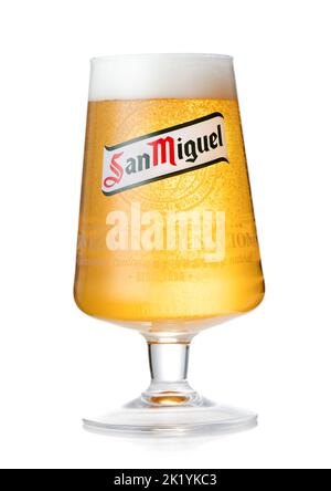 LONDRES, Royaume-Uni - 29 JUILLET 2022 : verre original de la bière San Miguel lager sur blanc. Banque D'Images