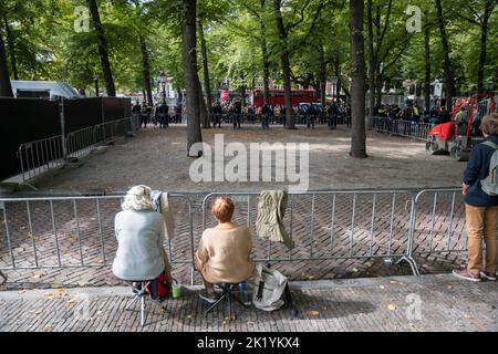 09-20-2022,Prinsjesdag est le jour où le monarque régnant des pays-Bas s'adresse à une session conjointe des États généraux des pays-Bas pour prononcer le discours du trône. Ce discours expose les principales caractéristiques de la politique gouvernementale pour la prochaine session parlementaire Banque D'Images