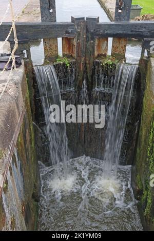 Écluse du canal avec un surplus d'eau se précipitant au-dessus, Port d'Ellesmere, Cheshire, Angleterre, Royaume-Uni Banque D'Images