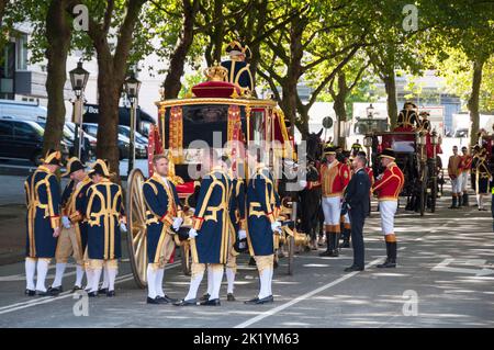 09-20-2022,Prinsjesdag est le jour où le monarque régnant des pays-Bas s'adresse à une session conjointe des États généraux des pays-Bas pour prononcer le discours du trône. Ce discours expose les principales caractéristiques de la politique gouvernementale pour la prochaine session parlementaire. Banque D'Images