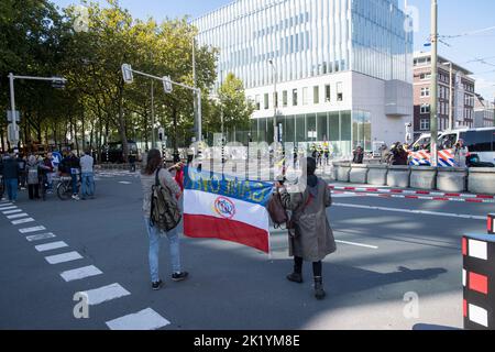 09-20-2022,Prinsjesdag est le jour où le monarque régnant des pays-Bas s'adresse à une session conjointe des États généraux des pays-Bas pour prononcer le discours du trône. Ce discours expose les principales caractéristiques de la politique gouvernementale pour la prochaine session parlementaire. Banque D'Images