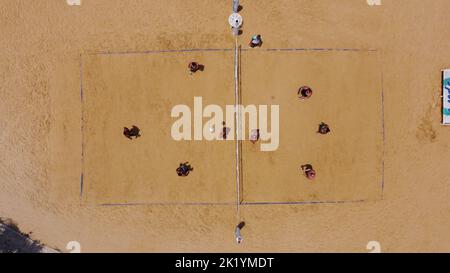 Vue aérienne des joueurs de volley-ball sur la plage Banque D'Images