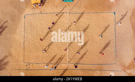 Vue aérienne des joueurs de volley-ball sur la plage Banque D'Images