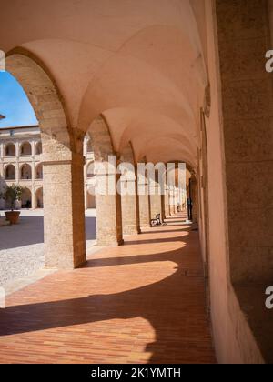 Marseille, France - 15 mai 2022 : colonnade historique à Vieille Charite Banque D'Images