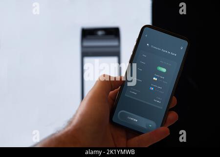 main mâle tenant un smartphone et effectuant un paiement avec une carte de crédit. Banque D'Images