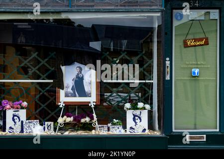 À la mort de la reine (Reine Elizabeth 2) un gros plan d'une vitrine hommage à sa Majesté - Patisserie Viennoise, Otley, Yorkshire, Angleterre, Royaume-Uni. Banque D'Images