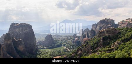 Vue panoramique sur la vallée de Meteora avec ses impressionnantes roches et ses 4 célèbres monastères, à quelques kilomètres au nord-ouest de la ville de Kalambaka. Grèce Banque D'Images