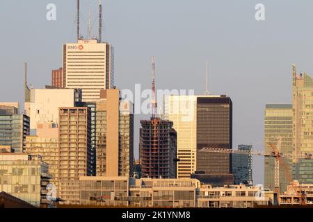 Les bâtiments du quartier financier de Toronto, dont beaucoup pour les grandes banques canadiennes des 5, sont vus tard dans la journée pendant l'heure d'or. Banque D'Images