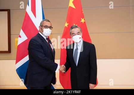 New York, États-Unis. 20th septembre 2022. Le conseiller d'État chinois et ministre des Affaires étrangères, Wang Yi, rencontre avec le secrétaire d'État britannique aux Affaires étrangères, du Commonwealth et du développement, James, sur la touche de la session en cours de 77th de l'Assemblée générale des Nations Unies à New York, aux États-Unis, le 20 septembre 2022. Crédit: Liao Pan/Xinhua/Alay Live News Banque D'Images