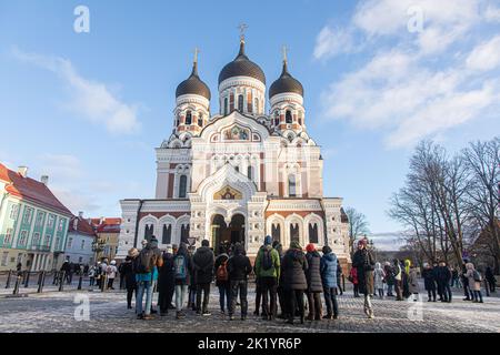 Tallinn, Estonie - 4 janvier 2020: Un groupe de touristes en face de la cathédrale Alexandre Nevsky, dans la partie supérieure du centre-ville Banque D'Images